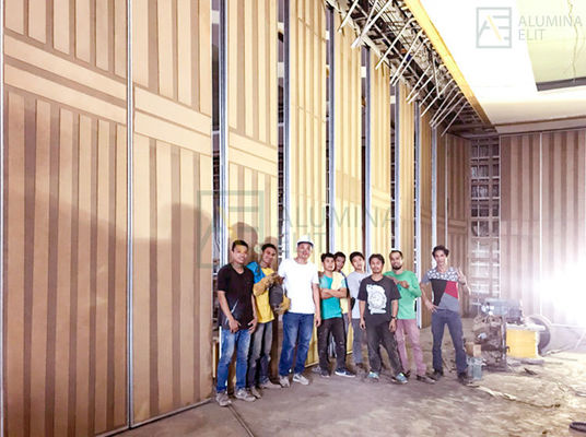 良い価格 ホテル向け9mm MDFマグネシウムボードと亜鉛メッキ角パイプキールを使用した、カスタマイズデザインの可動間仕切り壁 オンライン