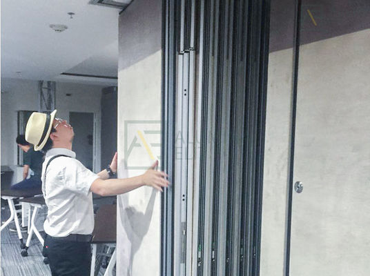 良い価格 68mm-105mm厚さの304ステンレス鋼ロールと56dB隔音の商用移動壁 オンライン